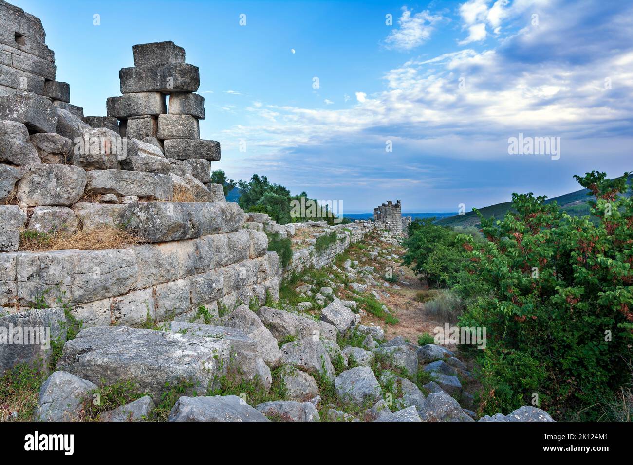 Rovine della porta Arcadiana e mura nei pressi dell'antica Messene (Messini). Grecia. Foto Stock