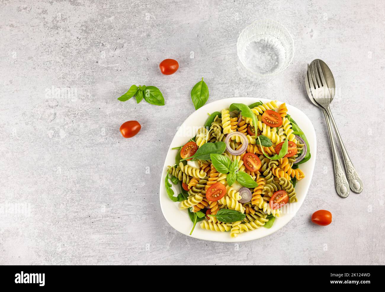 Insalata di pasta o spaghetti di farina e lenticchie fusilli. Copia spazio per la ricetta, vista dall'alto Foto Stock
