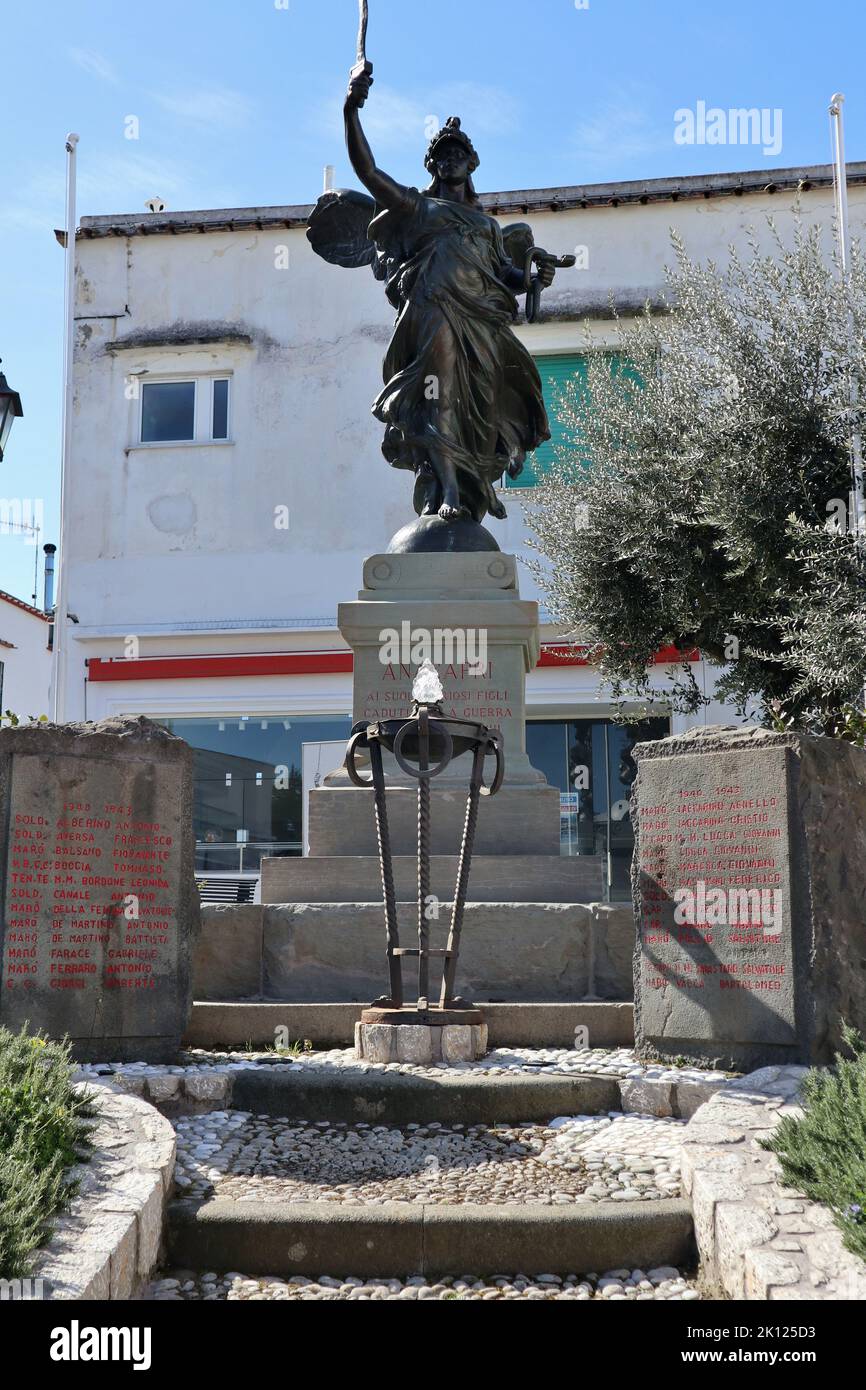 Anacapri - Monumento ai Caduti in Piazza della Vittoria Foto Stock