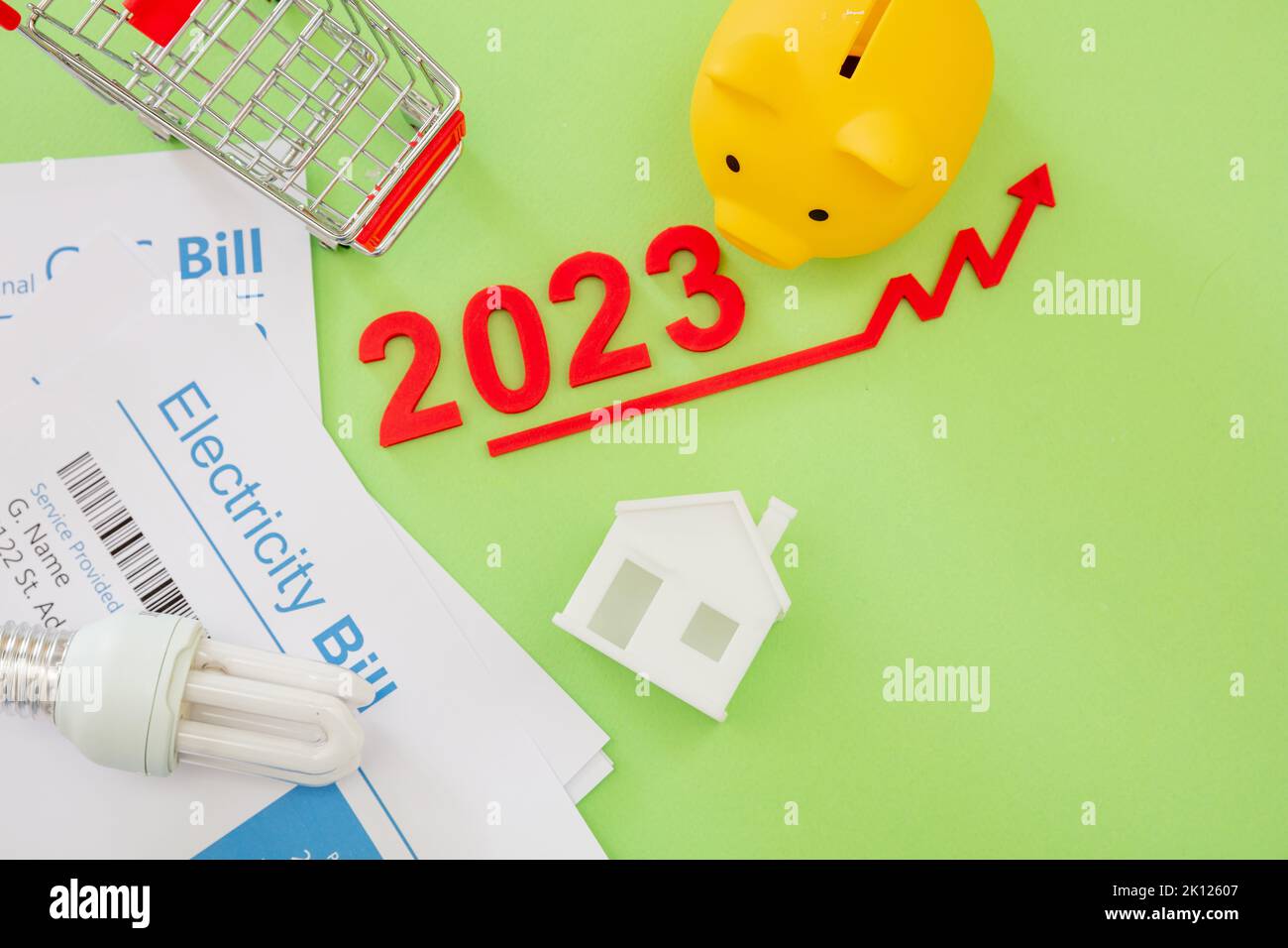2023 anno, costo della vita, generi alimentari e prezzi alimentari in aumento, risparmio. Carrello della spesa piggy bank e freccia rossa in alto. Foto Stock