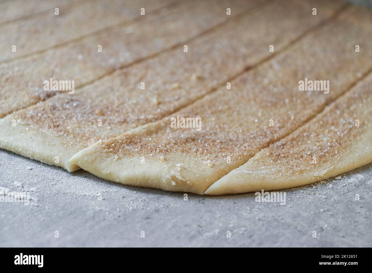 preparazione della pasta per dolci alla cannella, burro con zucchero e cannella Foto Stock