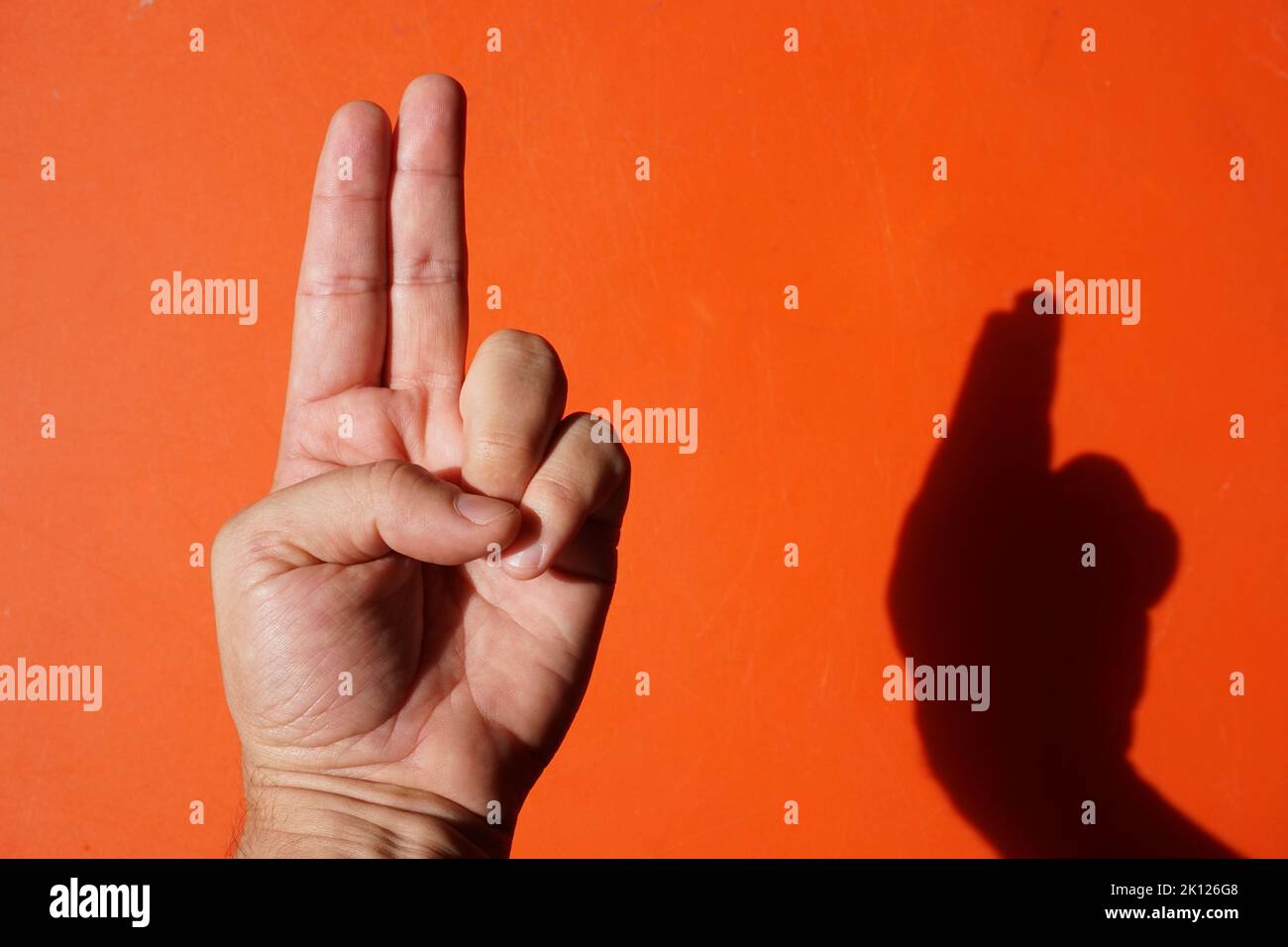 segni con vari gesti della mano su sfondo rosso Foto Stock
