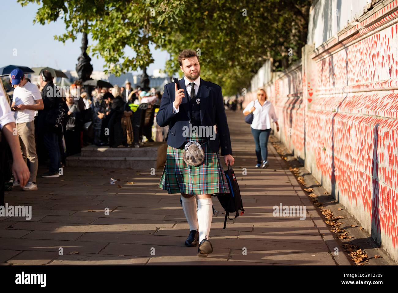 Londra, Regno Unito. 14th Set, 2022. Un lutto in costume scozzese tradizionale camminò oltre la coda di fronte al Parlamento britannico per la sdraiata nello stato della regina Elisabetta II al Palazzo di Westminster autorità si aspettavano che la coda per la sdraiata nello stato della regina Elisabetta II al Palazzo di Westminster fosse lunga 10 miglia in Bermondsey and attrarre un milione di persone. Il governo del Regno Unito ha rilasciato un tracker per dire al pubblico quanto tempo richiederà la coda. Credit: SOPA Images Limited/Alamy Live News Foto Stock