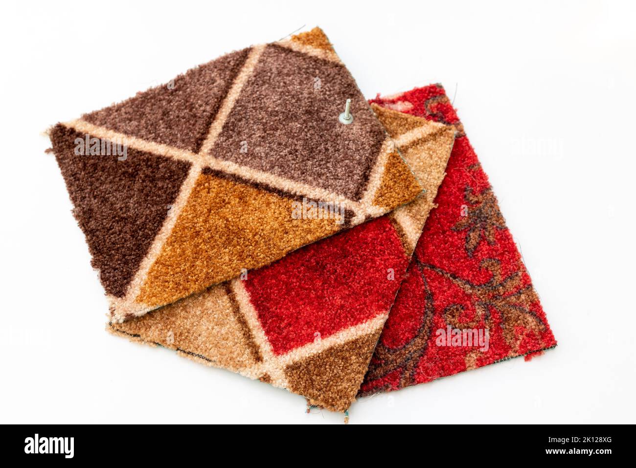 Un set di pezzi di moquette per campioni su sfondo bianco isolato Foto Stock