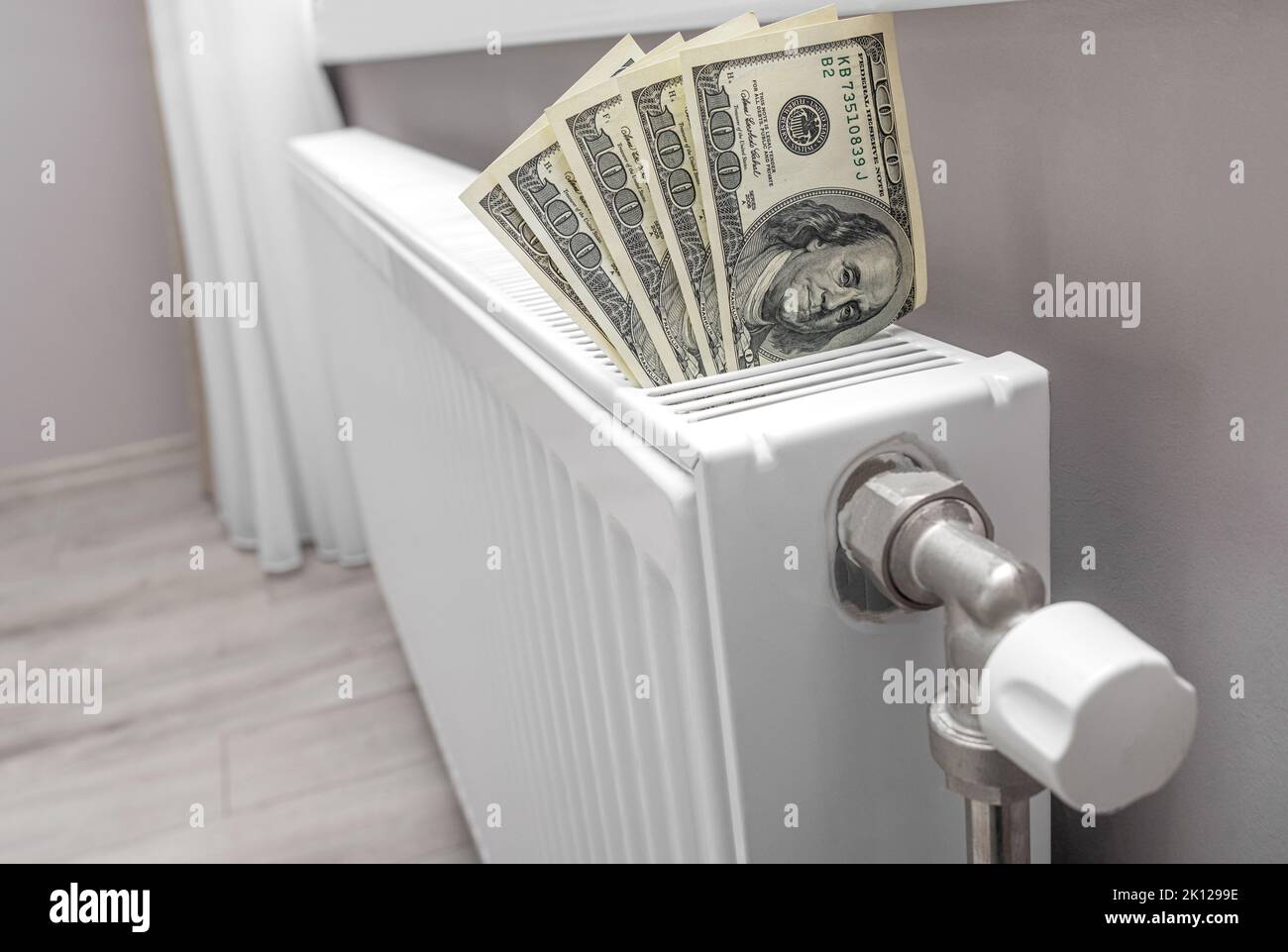 I dollari si trovano sul radiatore. Foto Stock