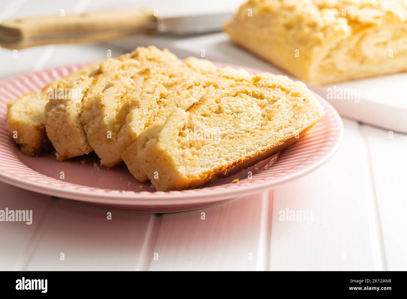 Torta dolce con sapore di noci sul piatto. Foto Stock