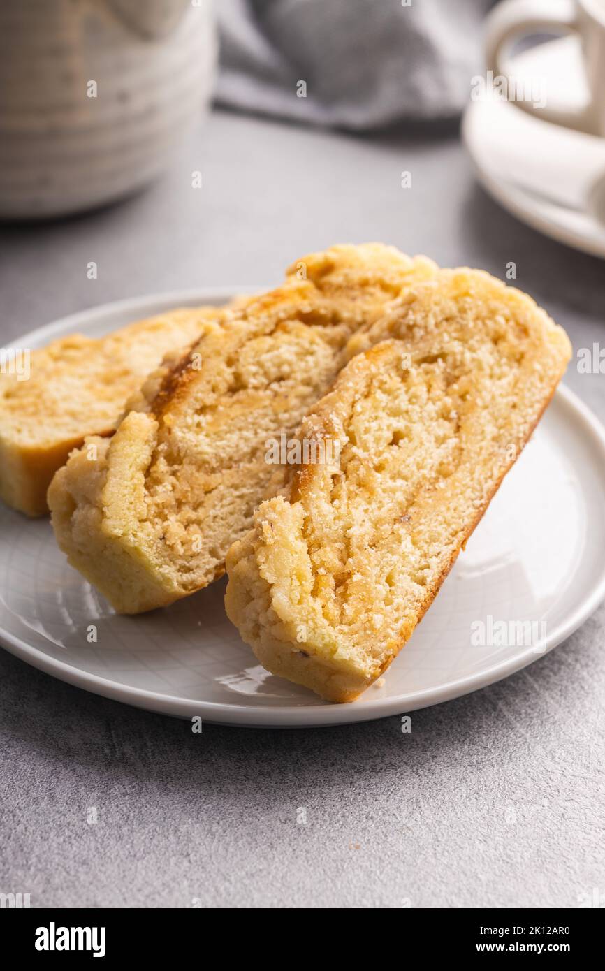 Torta dolce con sapore di noci sul piatto. Foto Stock