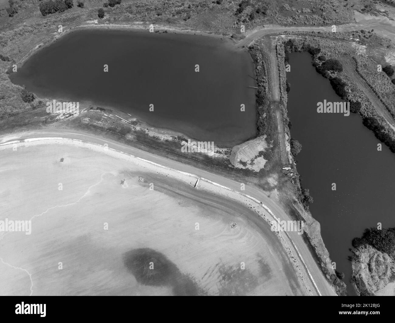 Vista aerea del drone di una fattoria di gamberi attualmente vuota per la stagione invernale. Grasstree Beach Queensland Australia. Foto Stock