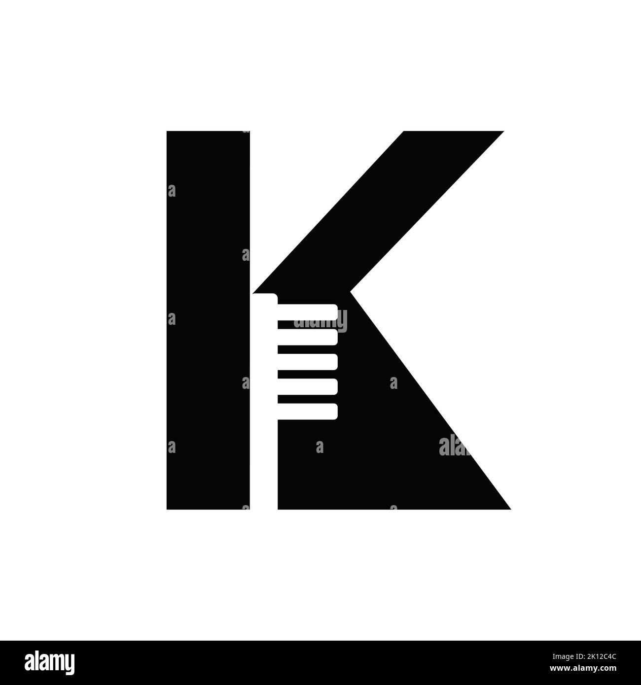 Logo lettera K Dental con modello vettoriale a spazzola dentata. Denti, simbolo di cura dentale, segno medico e di medicina Illustrazione Vettoriale