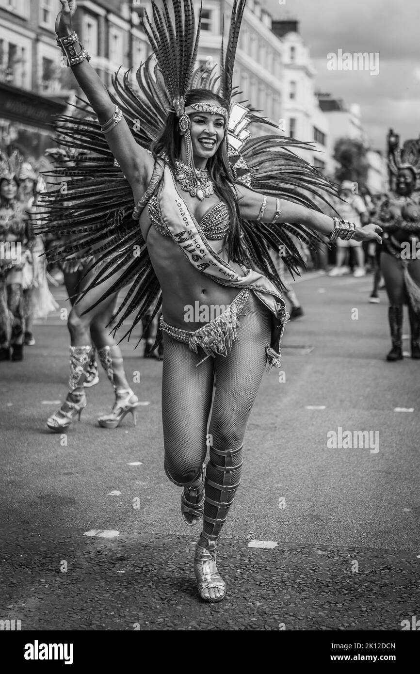 Una ballerina per le strade durante il Carnevale di Notting Hill. Foto Stock