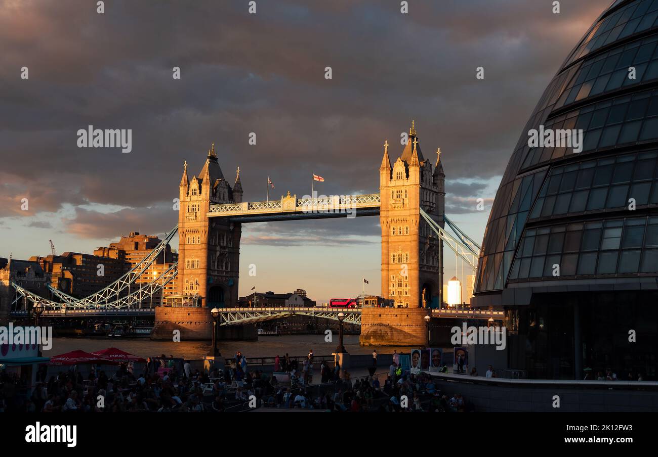 Londra, Inghilterra Regno Unito - 5 agosto 2022: Panorama del lungofiume di Londra e della gente che gode un festival di musica sul lungofiume del Tamigi al tramonto Foto Stock