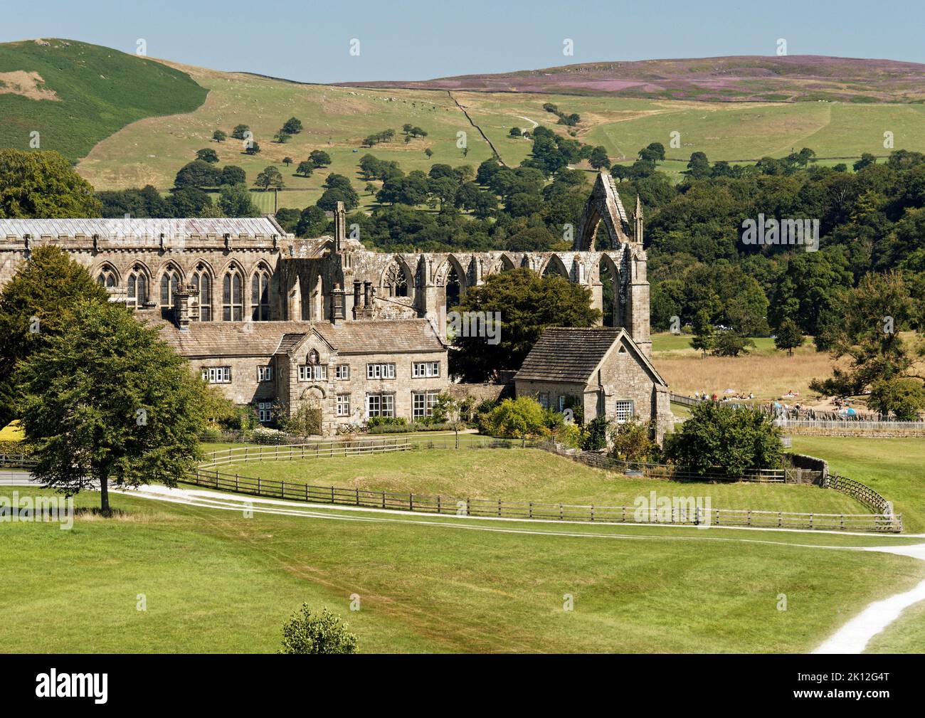 L'Abbazia di Bolton a Wharfedale, nel North Yorkshire, Inghilterra, prende il nome dalle rovine di un monastero agostiniano del 12th° secolo, ora conosciuto come il Priorato di Bolton. Foto Stock