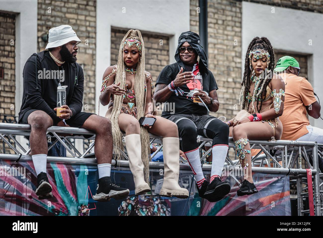 I Revellers sono in cima a un galleggiante al Notting Hill Carnival. Foto Stock