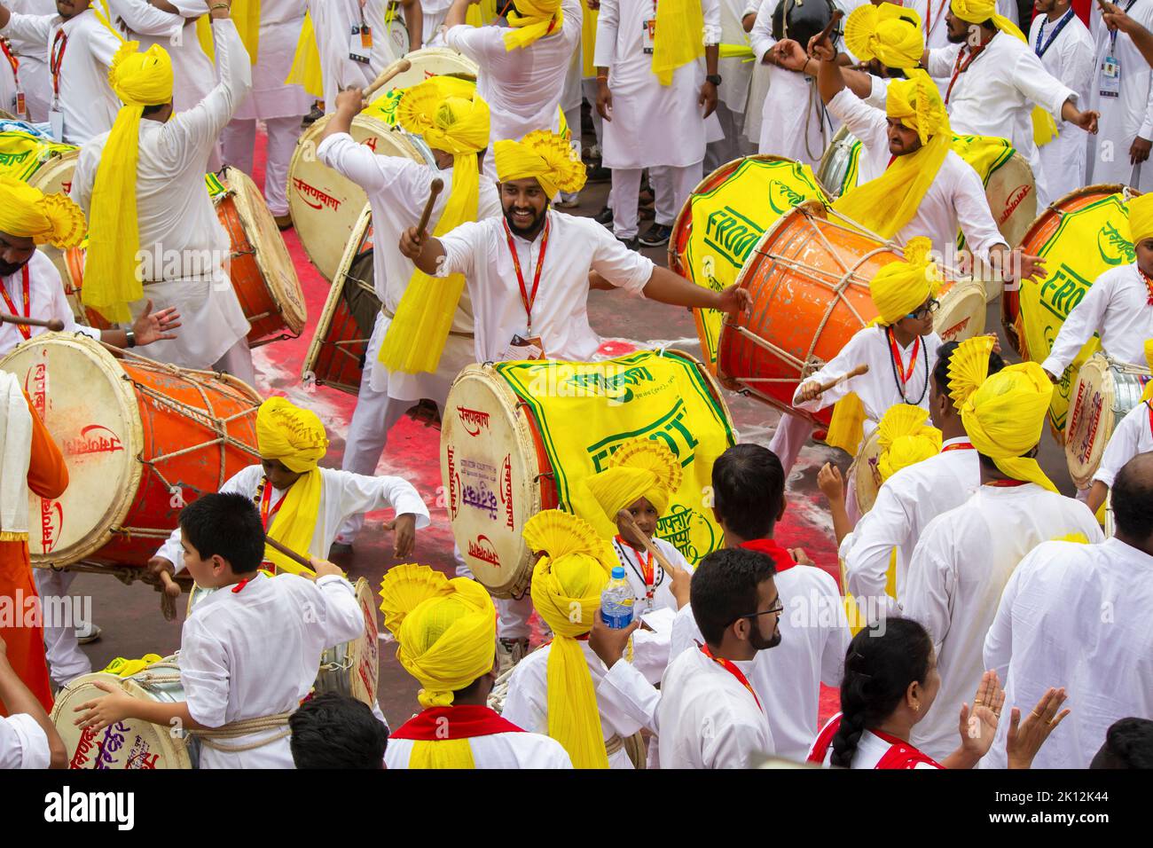 Ramanbaug Dhol Tasha Pathak giocatori di Kasba Ganpati, Pune, Maharashtra, India Foto Stock
