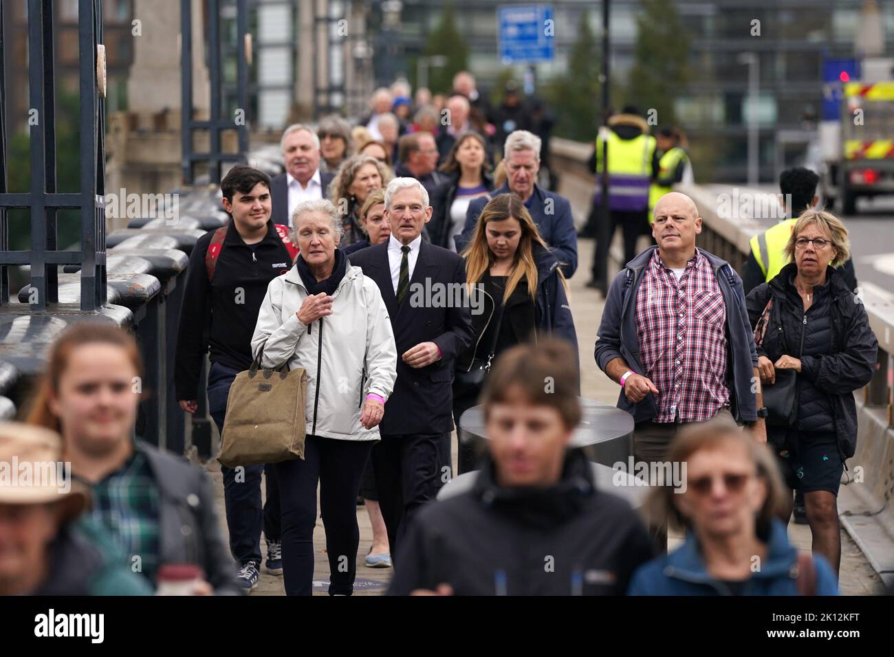 I membri del pubblico in coda sul Lambeth Bridge, Londra, mentre aspettano di vedere la regina Elisabetta II sdraiata in stato davanti al suo funerale di lunedì. Data immagine: Giovedì 15 settembre 2022. Foto Stock