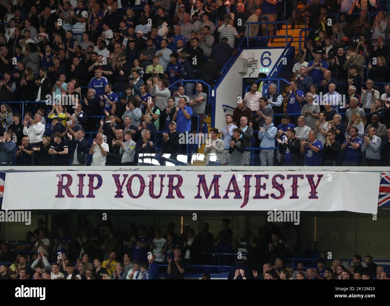 Londra, Regno Unito. 14th Set, 2022. Un omaggio alla Regina Elisabetta II durante la partita della UEFA Champions League a Stamford Bridge, Londra. Il credito dell'immagine dovrebbe essere: Paul Terry/Sportimage Credit: Sportimage/Alamy Live News Foto Stock