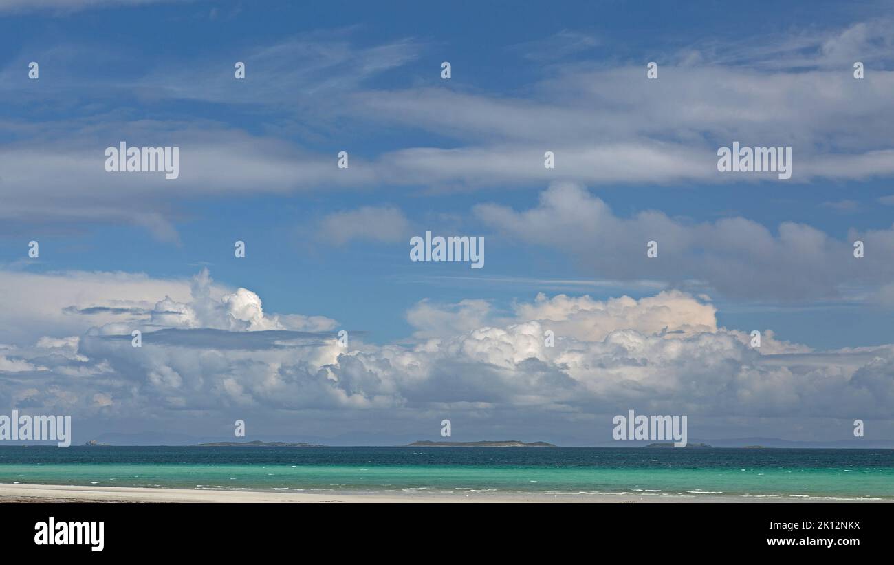 Cumulus Clouds Over the Sound of Harris, Outer Ebrides, Western Isles, Scozia, Regno Unito, Gran Bretagna Foto Stock