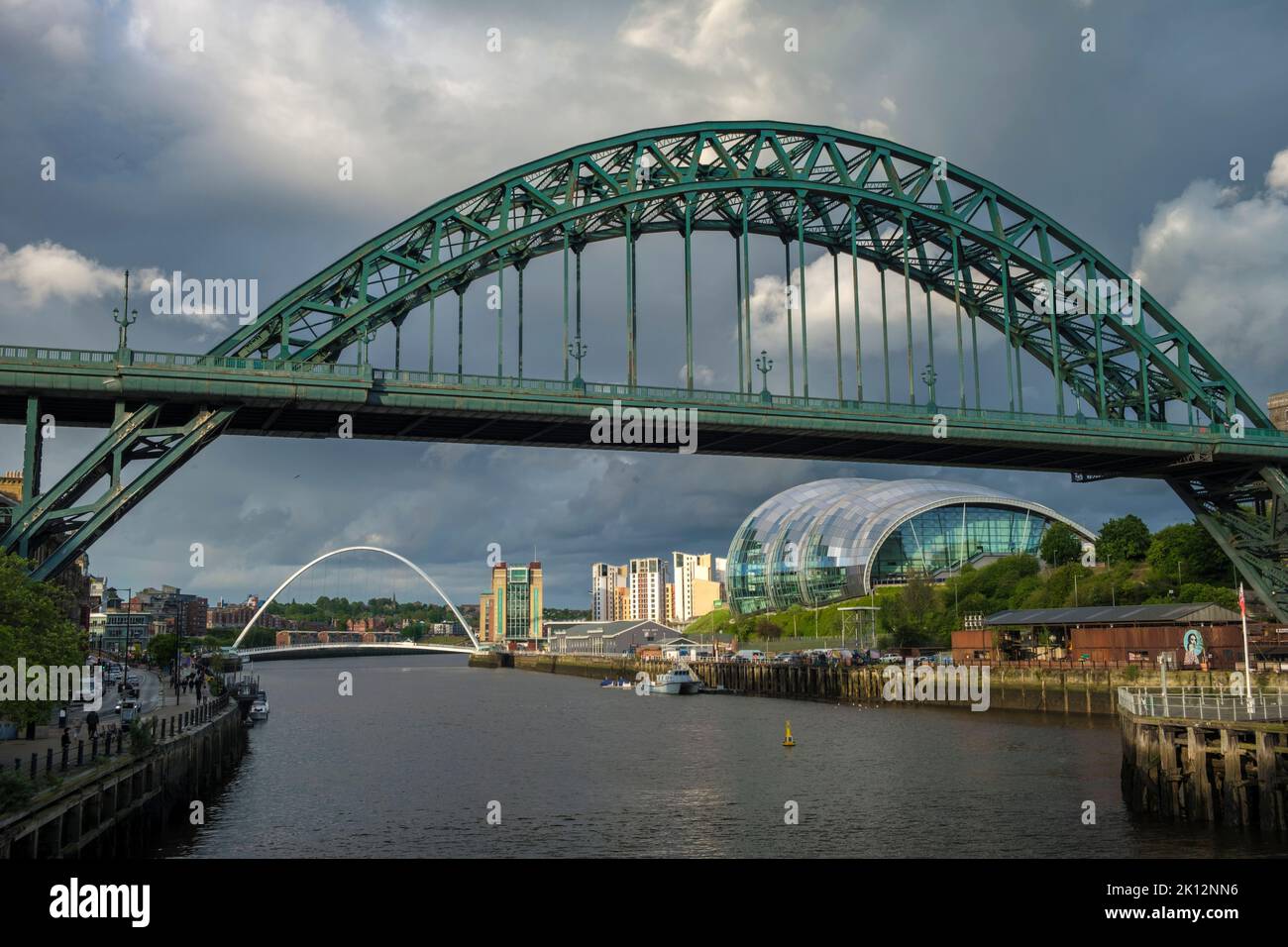 Tyne Bridge e Sage Centre a Newcastle in una tempesta di primavera Foto Stock