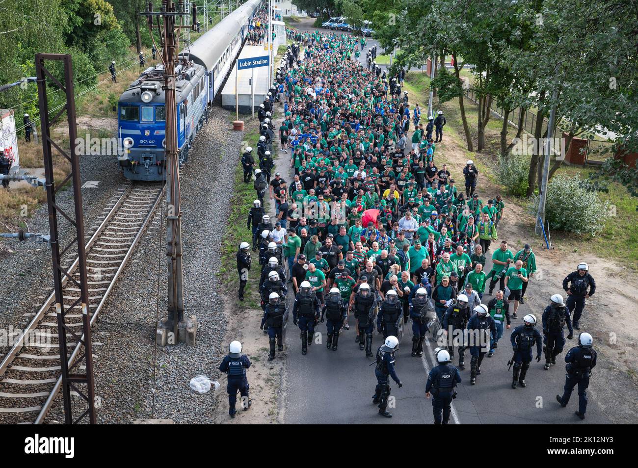 LUBIN, POLONIA - 15 LUGLIO 2022: Partita di calcio polacca PKO Ekstraklasa tra KGHM Zaglebie Lubin vs Slask Wroclaw 0:0. Sostenitori di Slask sulla strada Foto Stock