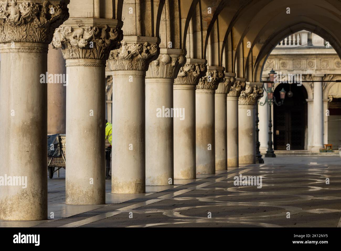 Palazzo Ducale in Piazza San Marco, Italia. Colonnato del famoso Palazzo Ducale accanto a Piazza San Marco, Venezia Foto Stock