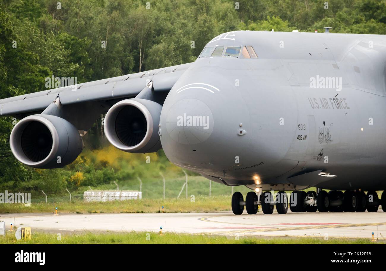 US Air Force Lockheed C-5M Galaxy trasporto aereo tassare alla pista. USA - 16 maggio 2022 Foto Stock
