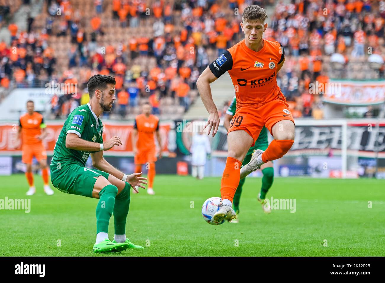 LUBIN, POLONIA - 22 AGOSTO 2022: Partita di calcio polacca PKO Ekstraklasa tra KGHM Zaglebie Lubin vs Radomiak Radom. In azione Roberto Alves (L) e. Foto Stock