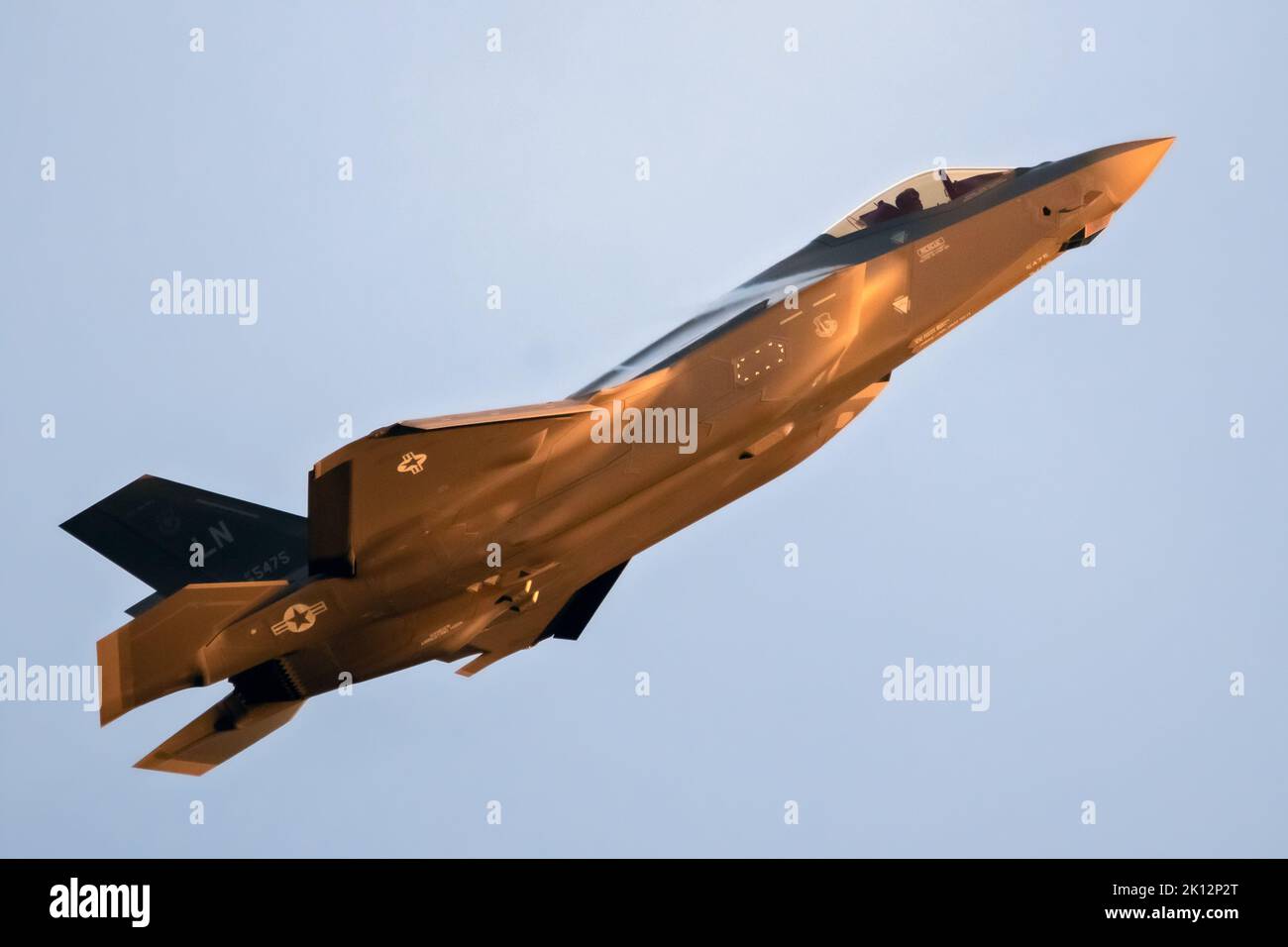 US Air Force 495th Fighter Squadron Lockheed Martin F-35 Lightning II aereo da combattimento dalla base aerea Lakenheath volo durante la sera di Sanicole Air S. Foto Stock