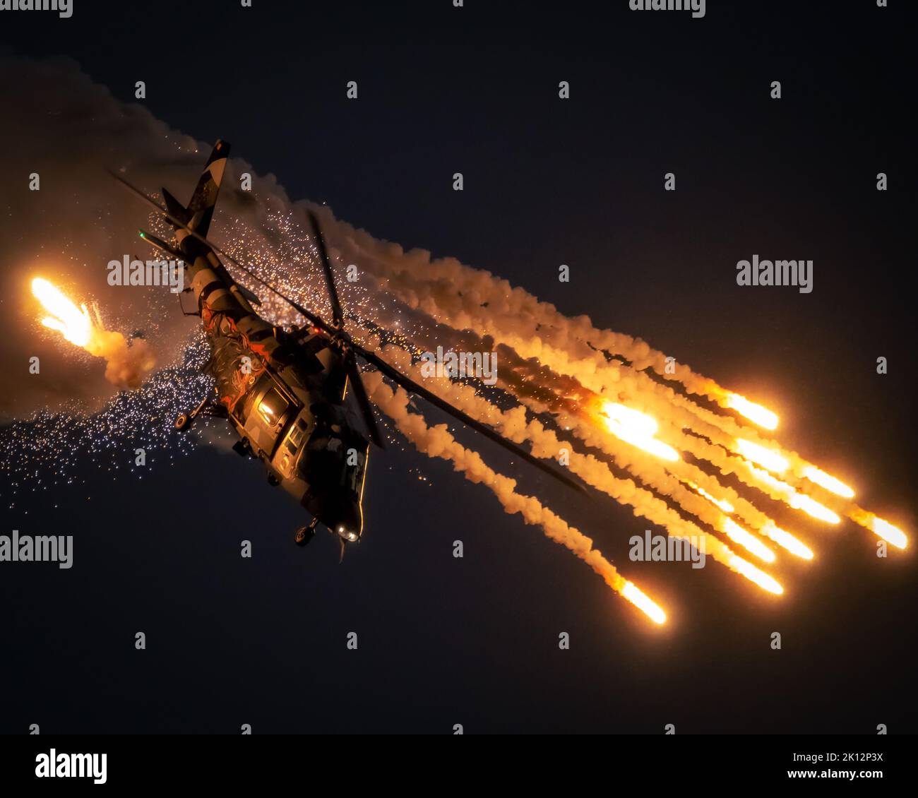 Belgian Air Force Agusta A109 elicottero sparare razzi durante una dimostrazione di volo al Sanice Sunset Airshow. Belgio - 10 settembre 2022 Foto Stock