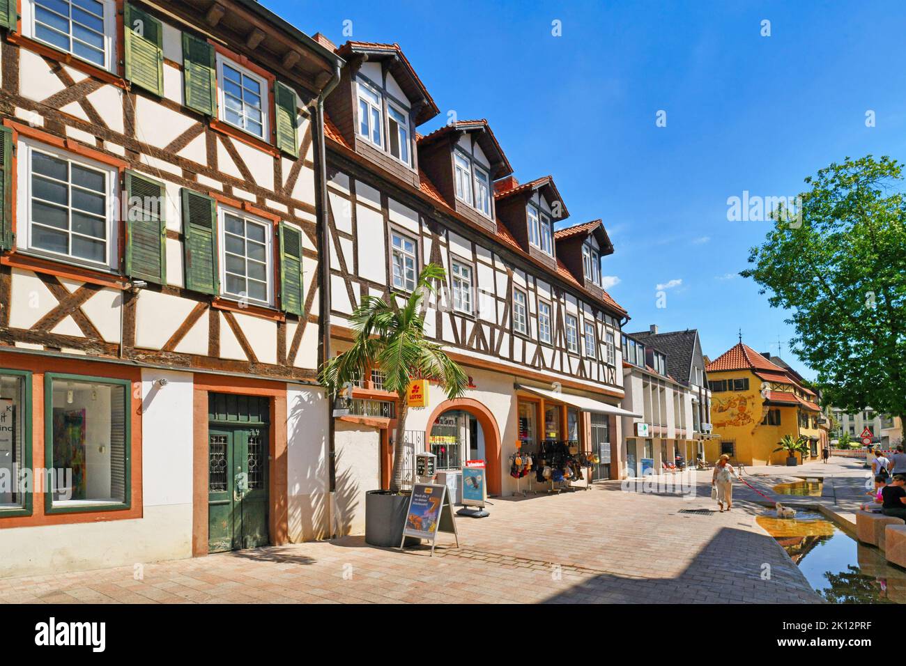 Neustadt an der Weinstrasse, Germania - Agosto 2022: Vicolo chiamato 'Laustergasse' nel centro storico della città con progetto di via d'acqua Foto Stock