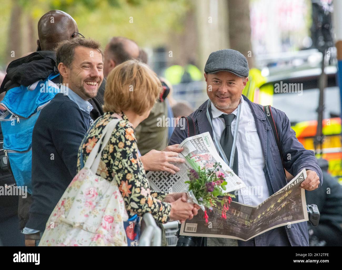 Londra 14 settembre 2022 2022: Il fotografo di notizie trascorre del tempo con il pubblico dei membri riflettendo i ricordi della Regina Elisabetta II prima della processione cerimoniale, firmando anche copia dei tempi . Clifford Norton Alamy notizie dal vivo Foto Stock