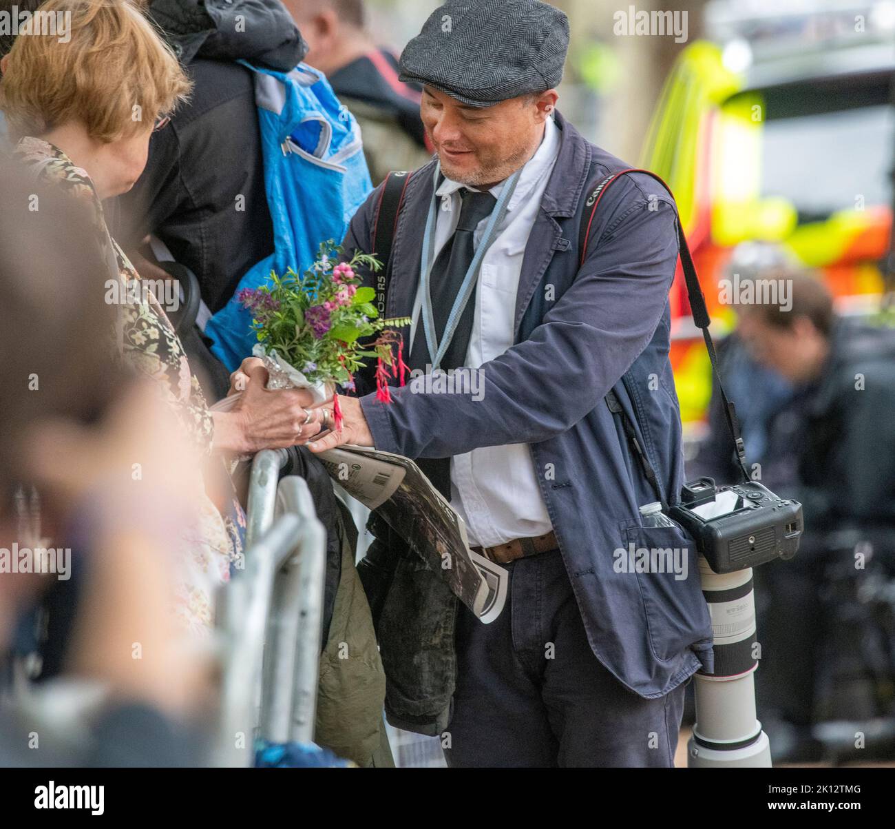 Londra 14 settembre 2022 2022: Il fotografo di notizie trascorre del tempo con il pubblico dei membri riflettendo i ricordi della Regina Elisabetta II prima della processione cerimoniale, firmando anche copia dei tempi . Clifford Norton Alamy notizie dal vivo Foto Stock