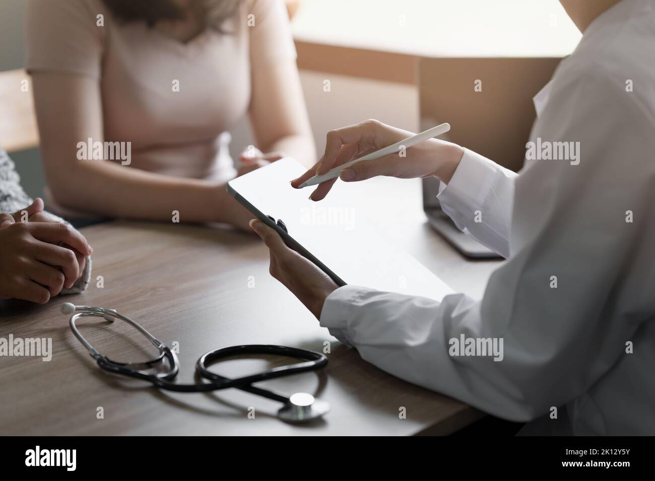 Il medico spiega al paziente l'assistenza sanitaria. Concetto di medicina e assistenza sanitaria e assicurazione Foto Stock