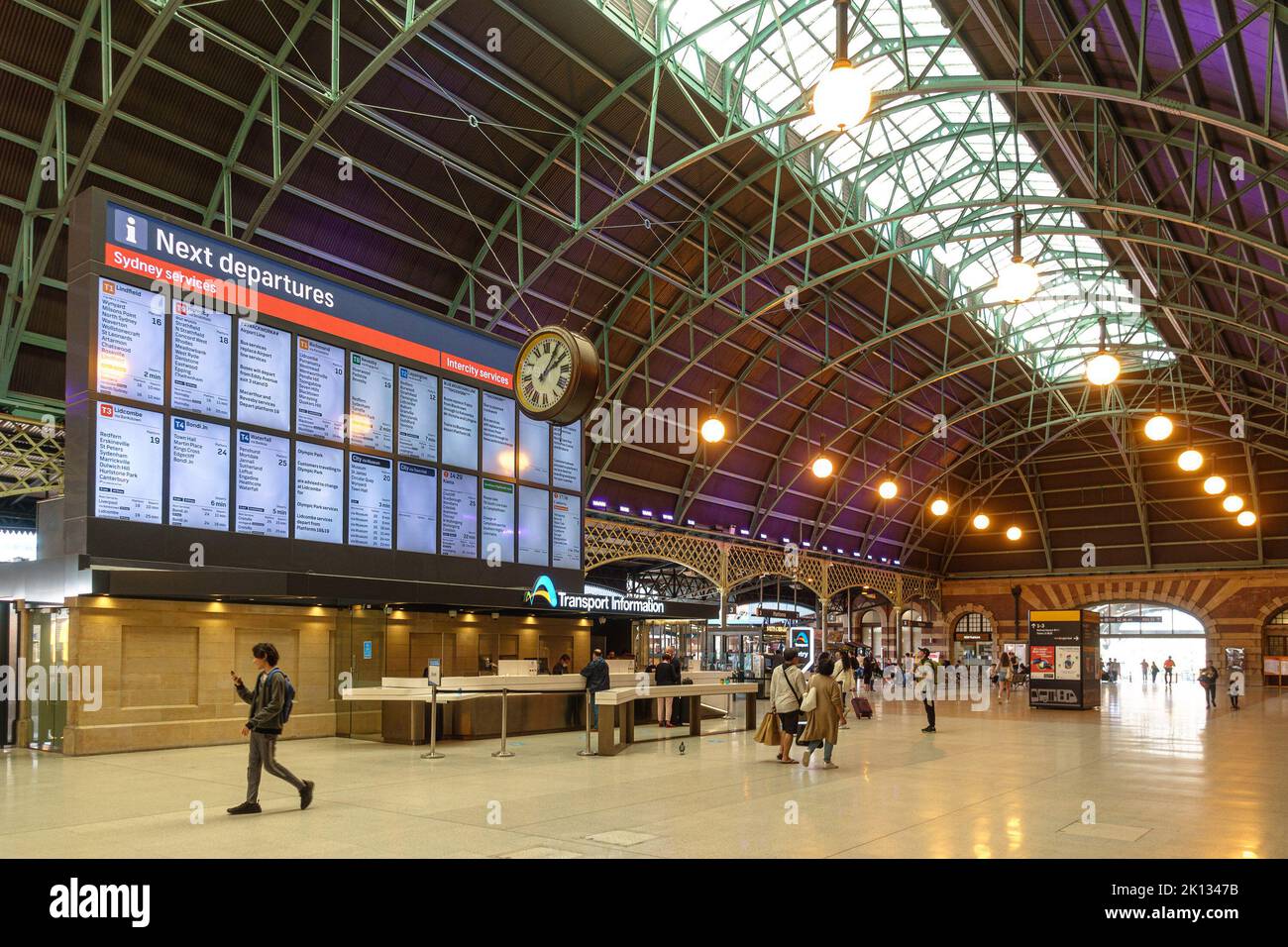 Il banco delle partenze e delle informazioni sui trasporti nel Grand Concourse della Stazione Centrale di Sydney Foto Stock