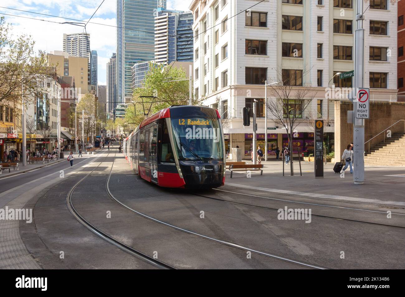 Un tram leggero a Sydney su George Street in direzione sud Foto Stock