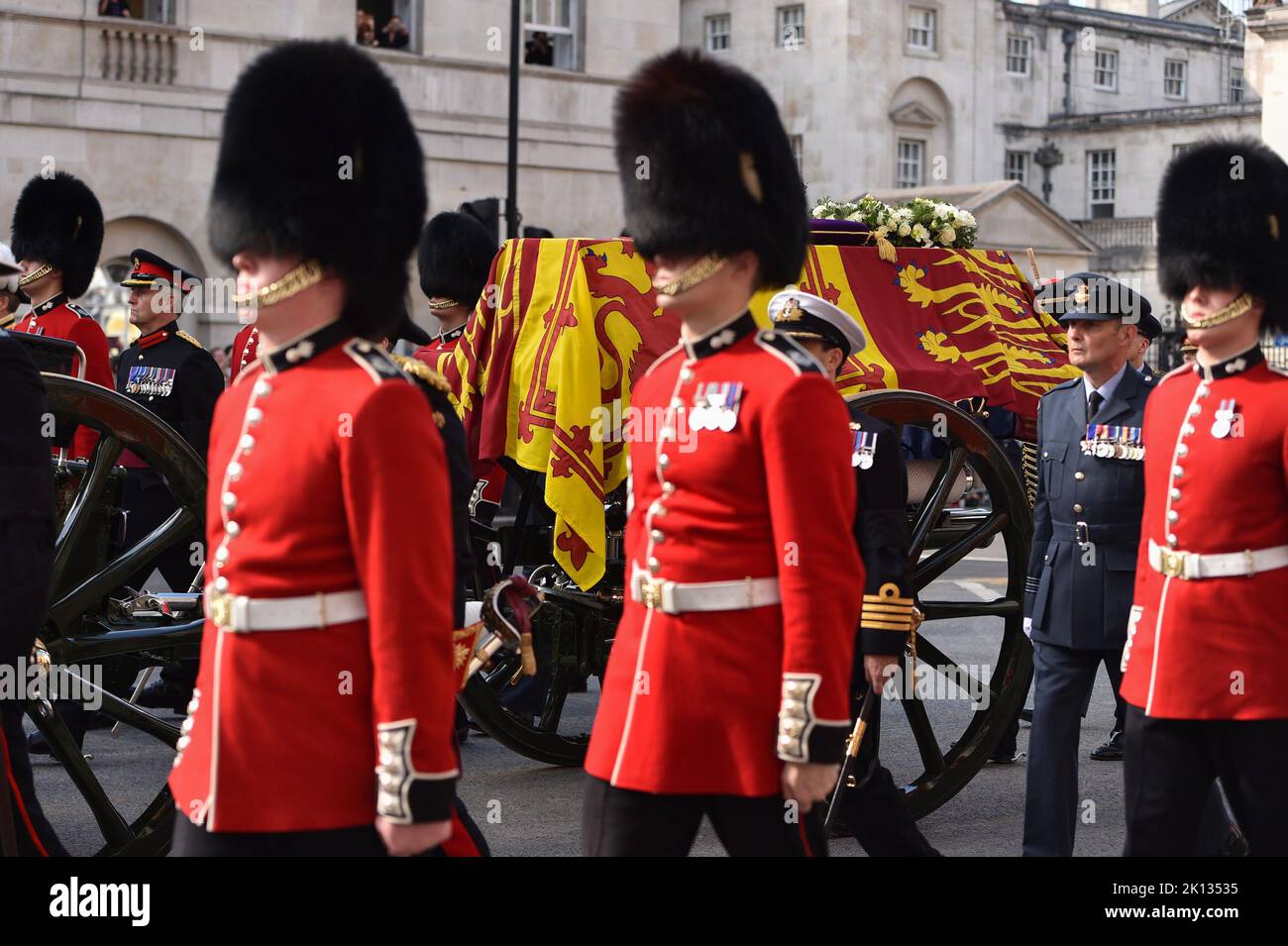 La bara della Regina, abbigliata con il Royal Standard, portò su una carrozza a fuoco alla Processione della Regina. Foto Stock