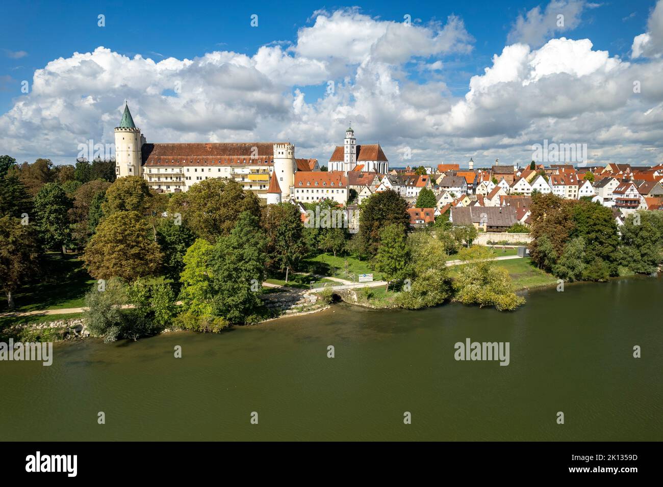 Luftbild Lauingen an der Donau mit dem ehemaligen Schloss Lauingen und der Stadtpfarrkirche St. Martin, Bayern, Deutschland | veduta aerea di Lauinge Foto Stock