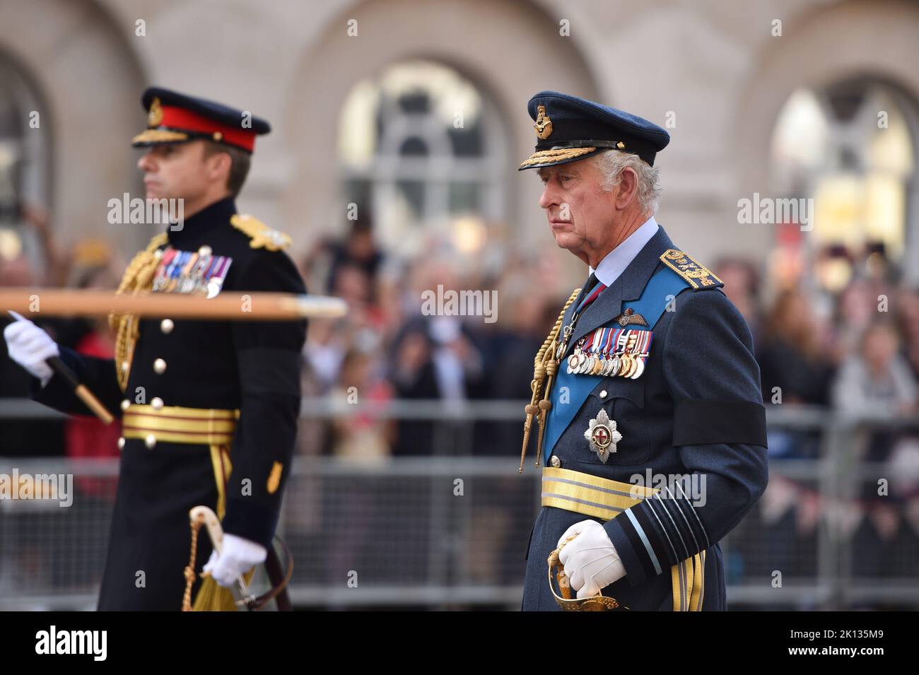 RE CARLO III cammina dietro la bara della Regina a Whitehall, come è stato portato su una carrozza di armi da Buckingham Palace alla processione della Regina. Foto Stock