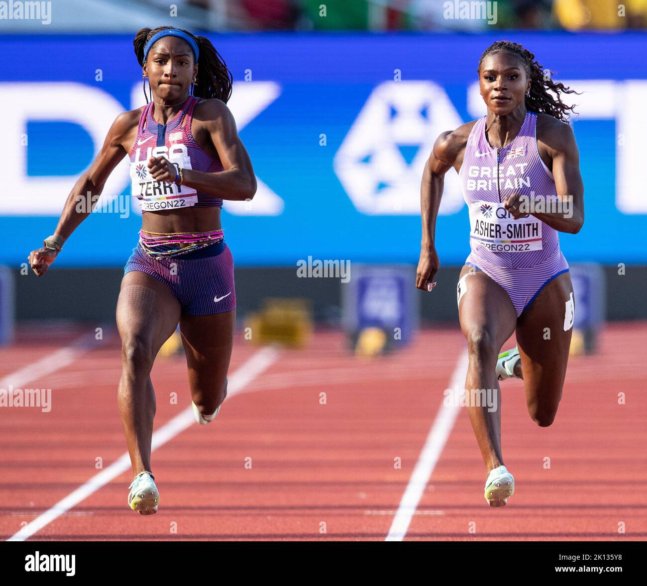 Twanisha Terry (USA) e Dina Asher-Smith di GB&NI in gara nella semifinale femminile di 100m ai Campionati mondiali di atletica, Hayward Field, Eugene Foto Stock