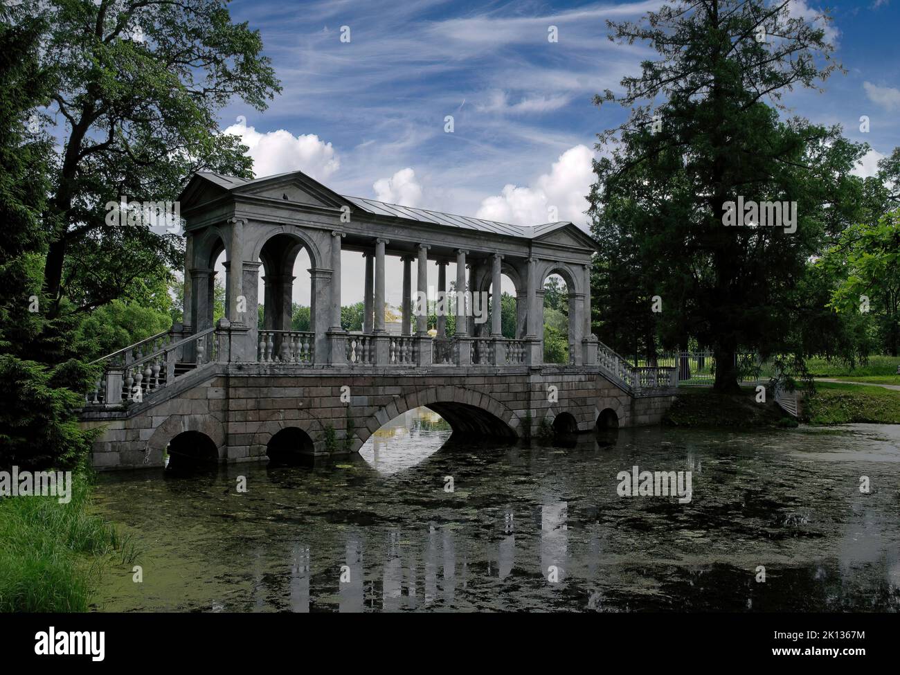 Ponte di marmo (palladio) nel parco che circonda il Palazzo di Caterina, situato nella città di Tsarskoye Selo (Pushkin), San Pietroburgo, Russia Foto Stock