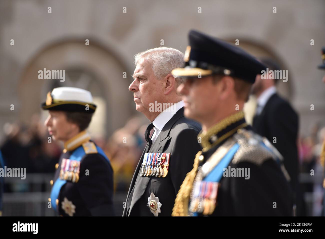 ANDREW, Duca di York e i suoi fratelli, camminano dietro la bara della Regina a Whitehall, mentre fu portato su una carrozza da Buckingham Palace alla processione della Regina. Foto Stock