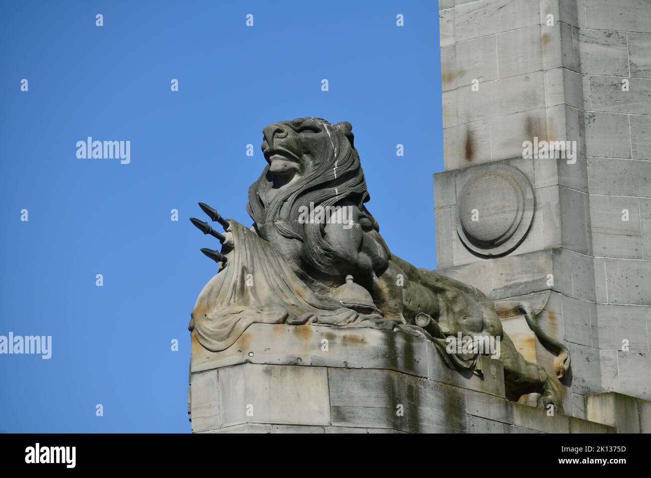Un leone in guardia al Ponte della memoria, Christchurch ricostruzione, Nuova Zelanda Foto Stock