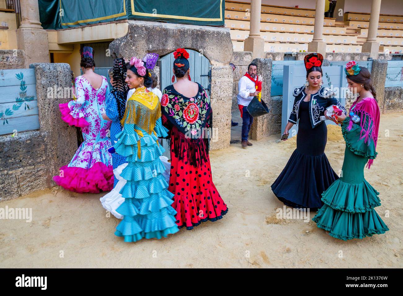 Le Signore di Goya, vestite tradizionalmente, indossano abiti decorati e mantiglie all'arena di Ronda. Foto Stock