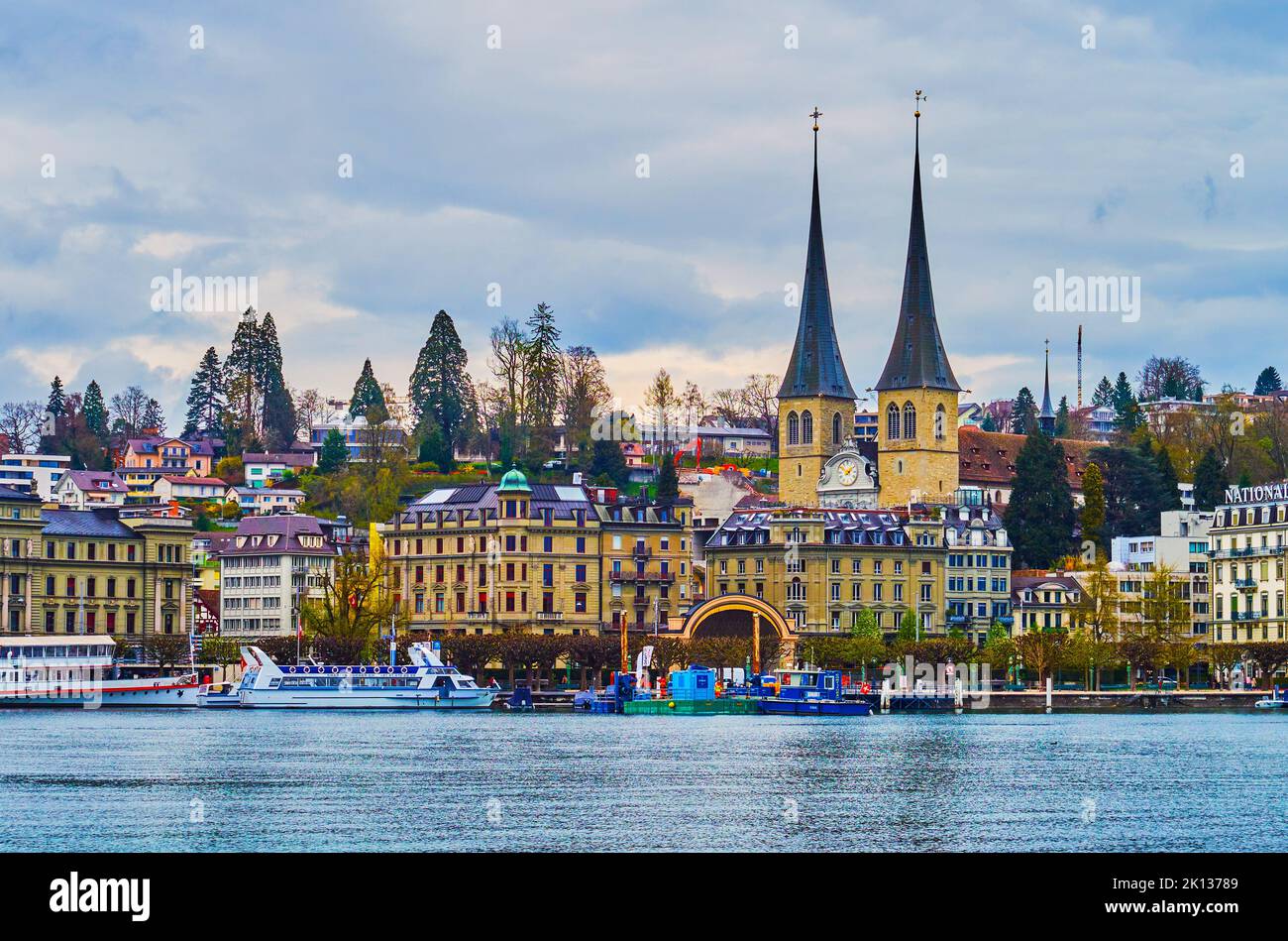 LUCERNA, SVIZZERA - 30 MARZO 2022: Le guglie della Chiesa di San Leodegaro e dell'argine di Nationalquai, il 30 marzo a Lucerna, Svizzera Foto Stock