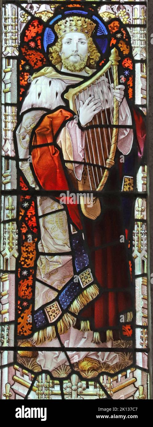 Vetrate di Percy Bacon & Brothers raffiguranti re David, St Cube & St Leonard's Church, Duloe, Cornovaglia Foto Stock Vetrate di Percy Bacon & Brothers raffiguranti re David, St Cube & St Leonard's Church, Duloe, Cornovaglia Foto Stock