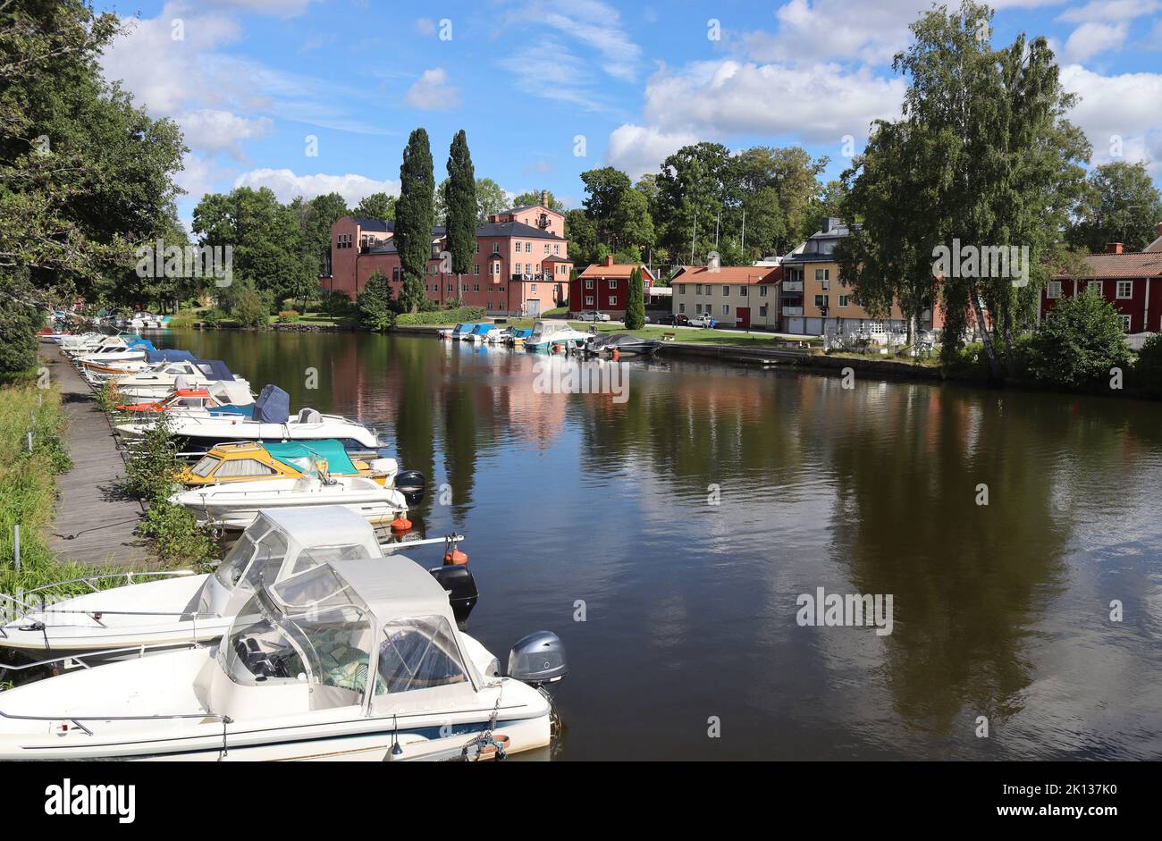 Vista estiva degli edifici sul lungomare e del porto di Askersund in Svezia. Askersund è una pittoresca cittadina situata all'estremità settentrionale di L Foto Stock