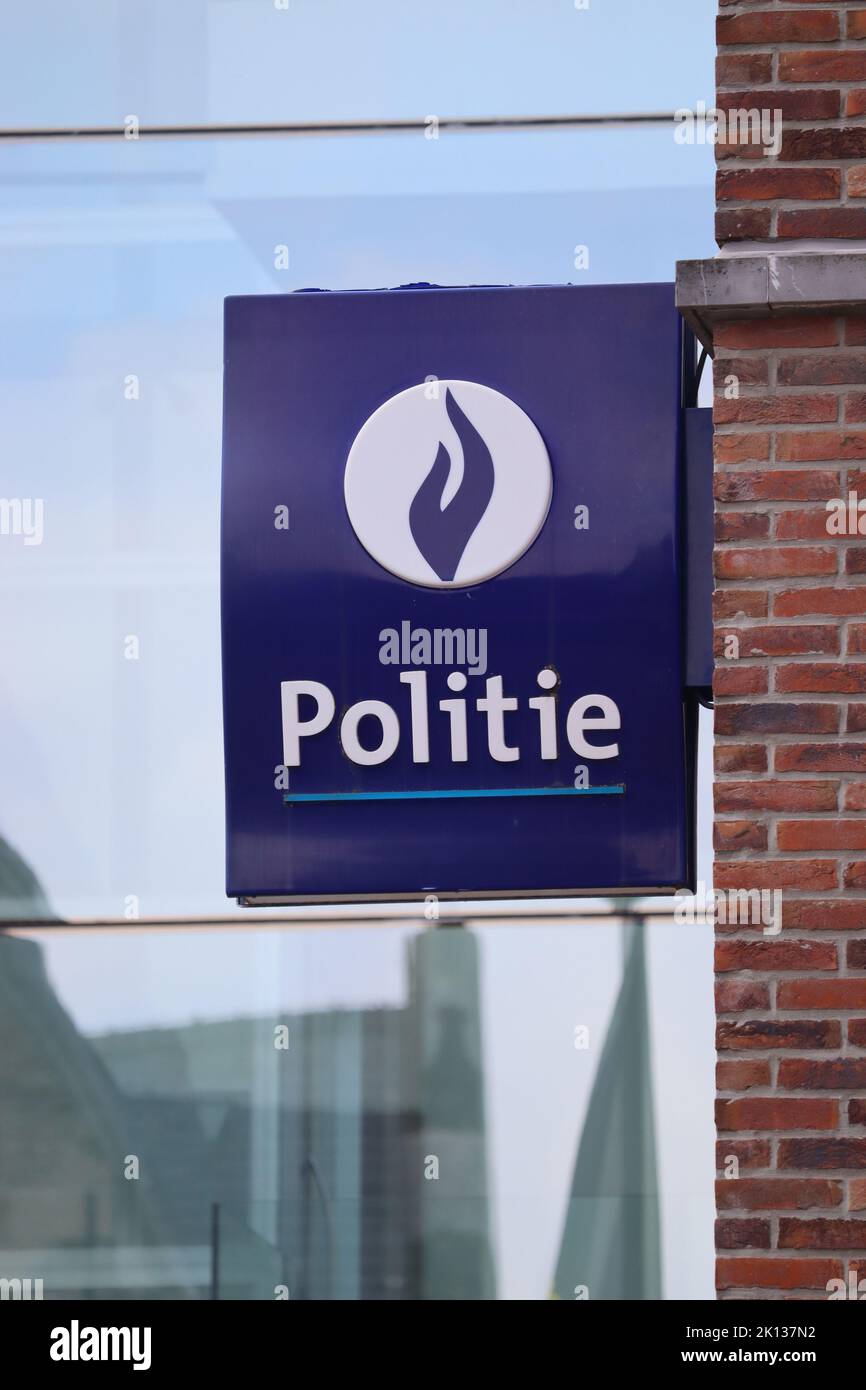 LAARNE, BELGIO, 11 SETTEMBRE 2022: Logo in lingua olandese della polizia belga su un cartello su un muro nelle Fiandre. Editoriale illustrativo, forze dell'ordine Foto Stock