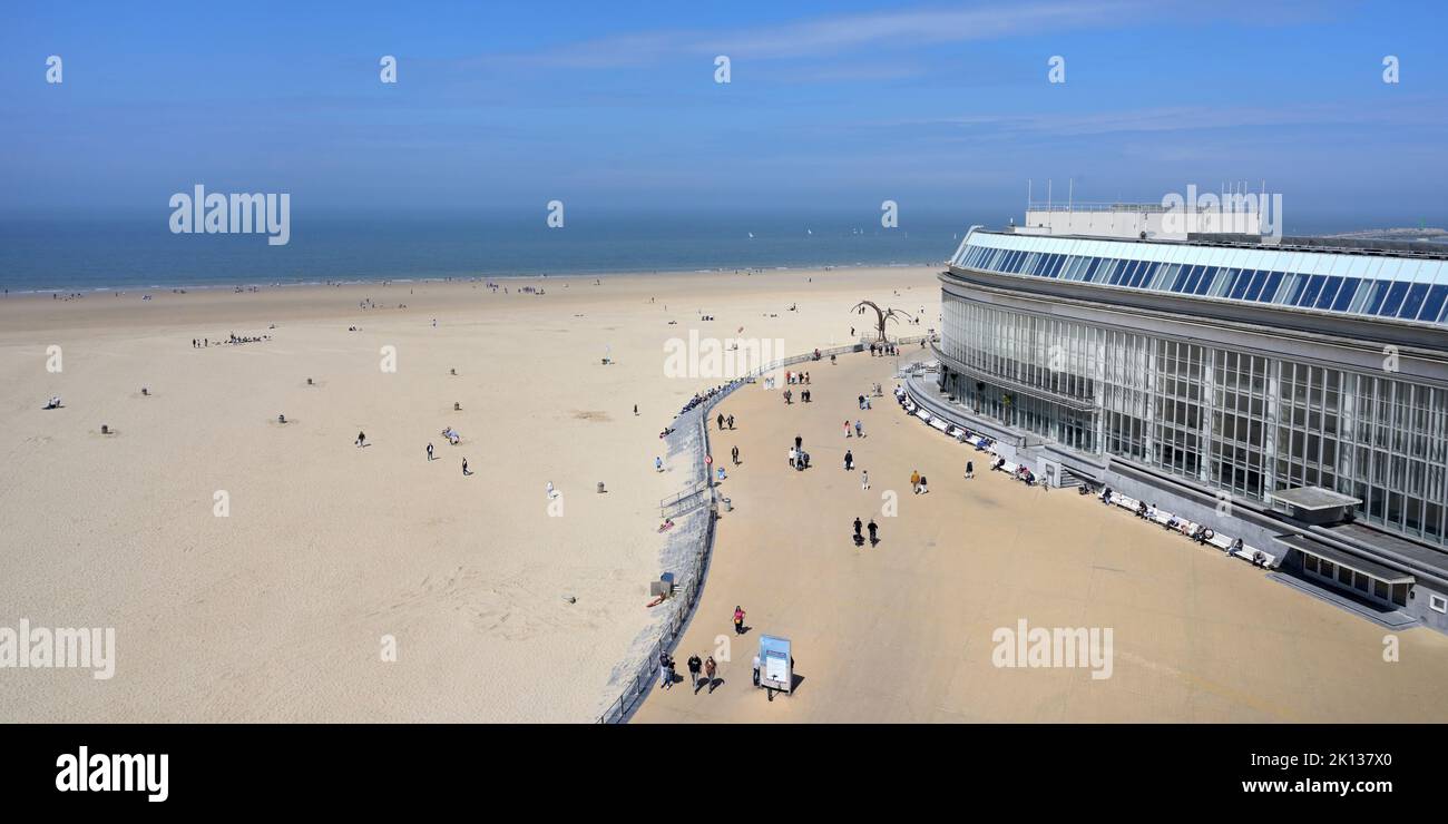 Passeggiata lungo la spiaggia e il casinò, Ostenda, Belgio, Europa Foto Stock