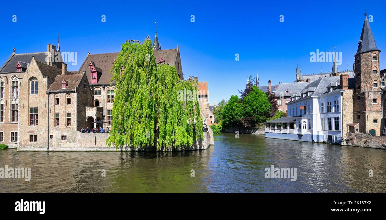 Vecchie case lungo il canale Rozenhoedkaai, Bruges, patrimonio dell'umanità dell'UNESCO, Belgio, Europa Foto Stock