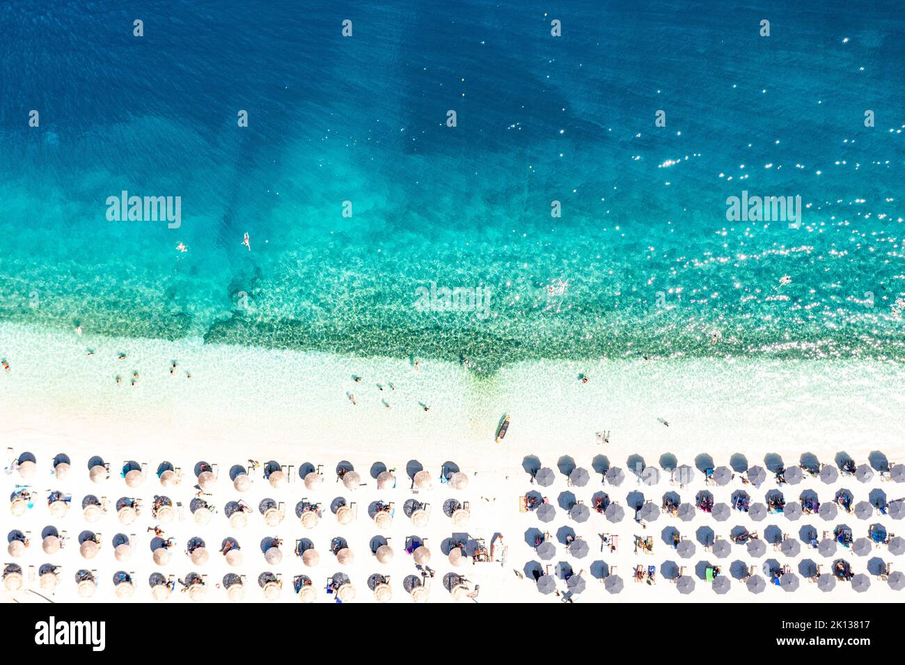 Vista aerea di ombrelloni sulla spiaggia idilliaca bagnata dalle onde, Cefalonia, Isole IONIE, Isole greche, Grecia, Europa Foto Stock