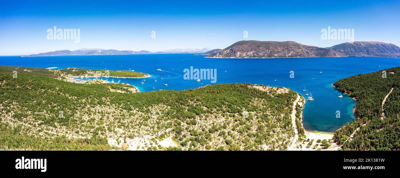 Vista aerea dei boschi verdi che circondano il mare blu, sull'idilliaca spiaggia di Foki, Fiskardo, Cefalonia, Isole IONIE, Isole greche, Grecia, Europa Foto Stock